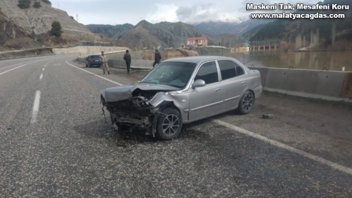 Bariyere çarpan otomobilin sürücüsü yaralandı