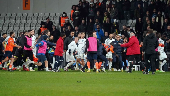 Başakşehir - Adana Demirspor maç sonu saha karıştı