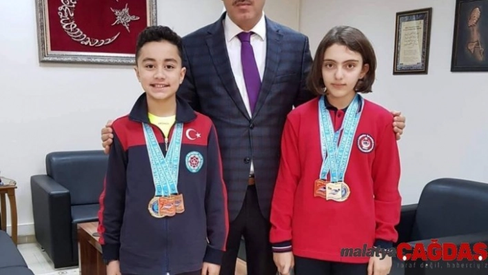 Başarılı sporculara, spor malzemesi hediye etti