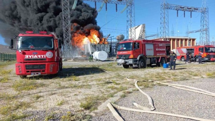 Başkale'deki ana trafo hattında çıkan yangın devam ediyor