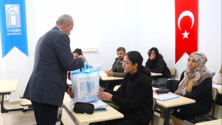 Başkan Akman'dan üniversite sınavına hazırlanan öğrencilere kitap desteği