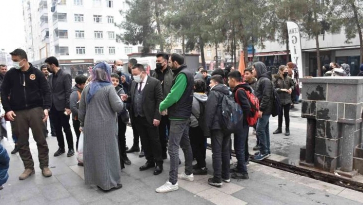 Başkan Beyoğlu esnafı ziyaret etti, devam eden spor yatırımlarını inceledi