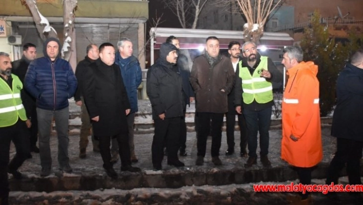 Başkan Beyoğlu gece yarılarına kadar kar temizleme mesaisinde