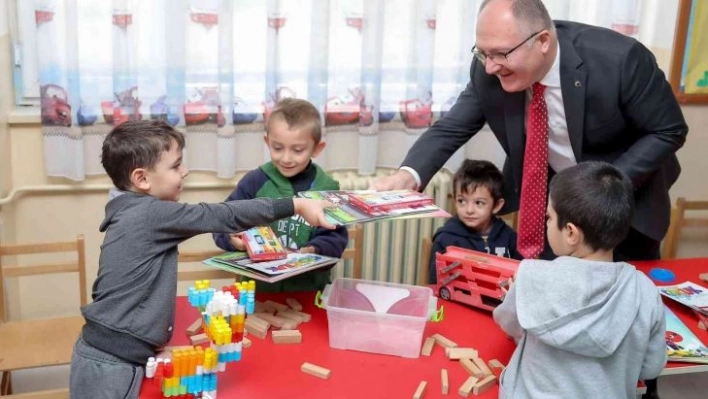 Başkan Bilgin'den öğrencilere kitap hediyesi