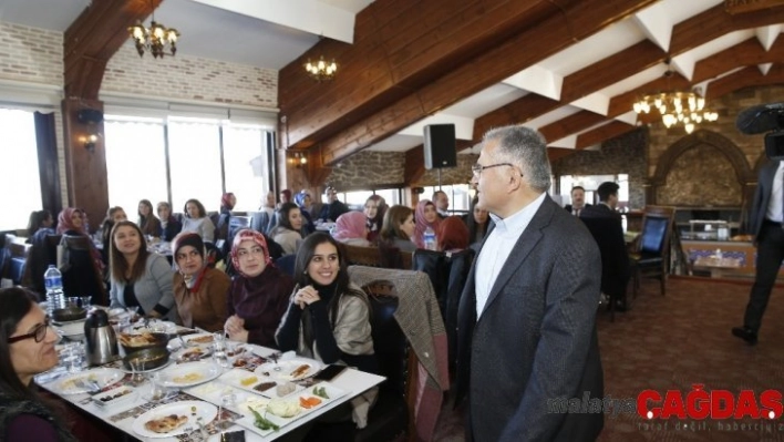 Başkan Büyükkılıç: 'Eli öpülesi öğretmenleri baş tacı ediyoruz'