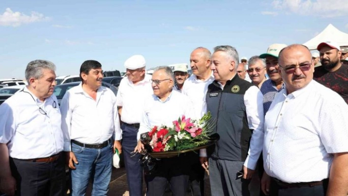 Başkan Büyükkılıç, Felahiye'de nohut hasadı yaptı