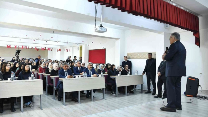 Başkan Büyükkılıç, Kariyer Günleri'nde öğrencilerle tecrübelerini paylaştı