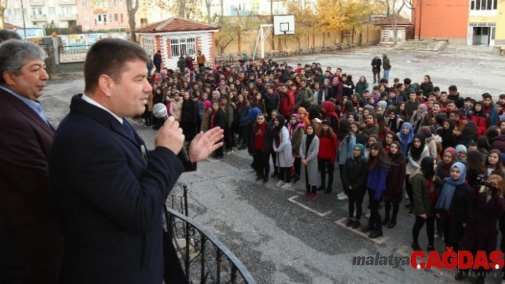 Başkan Dinçer, 21 yıl önce mezun olduğu okulda öğrencilerle buluştu