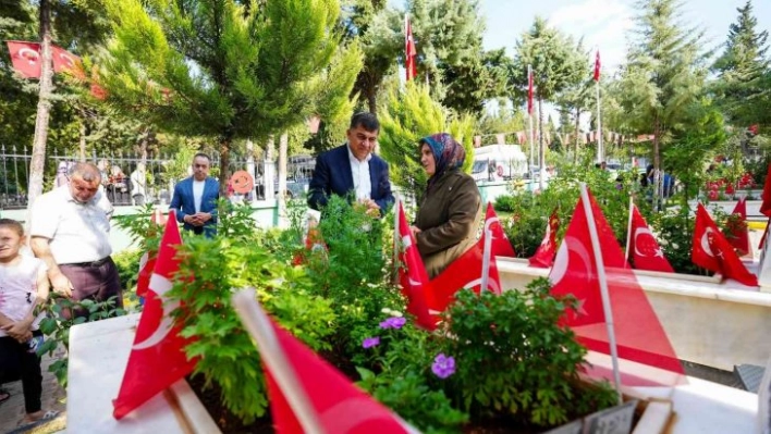 Başkan Fadıloğlu, şehitlik ziyareti