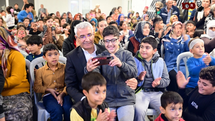 Başkan Güder, depremzede çocukların yanında olmaya devam ediyor