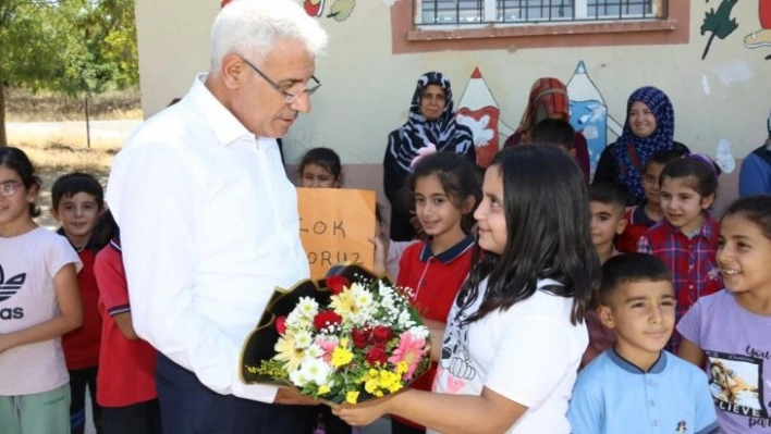 Başkan Güder öğrencilerin ilk ders heyecanına ortak oldu