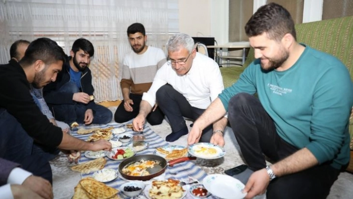 Başkan Güder, sahurda öğrenci evine misafir oldu