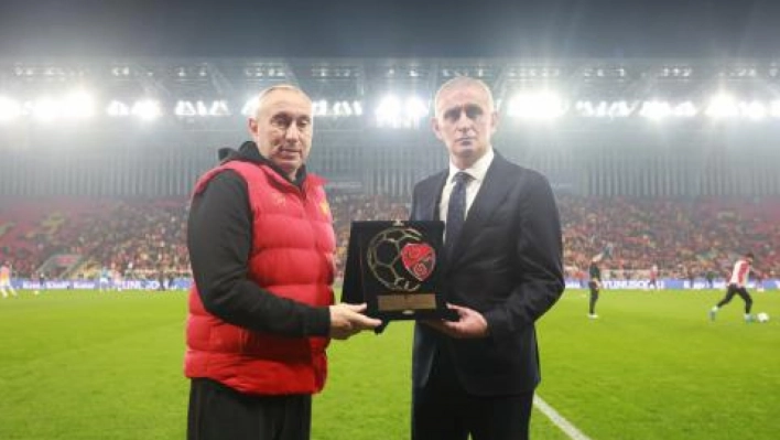 Başkan Hacıosmanoğlu, Stanimir Stoilov'a TFF Fair Play Ödülü'nü Takdim Etti