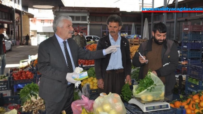 Başkan Karamehmetoğlu esnaf ve vatandaşlara eldiven dağıttı