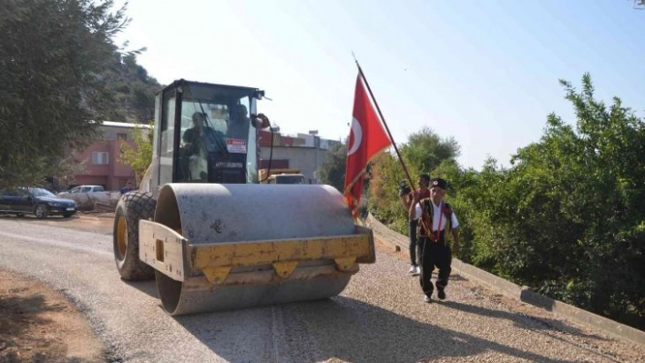 Başkan, okuduğu köyün yolunu asfaltladı