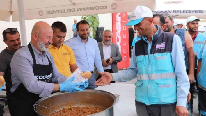 Başkan önlüğü taktı, personeline ekmek arası kavurma ikram etti