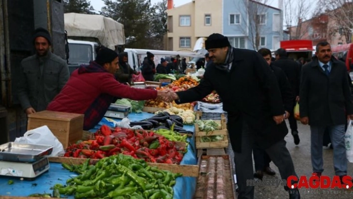 Başkan Orhan semt pazarında