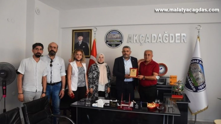 Başkan Sadıkoğlu'na plaket