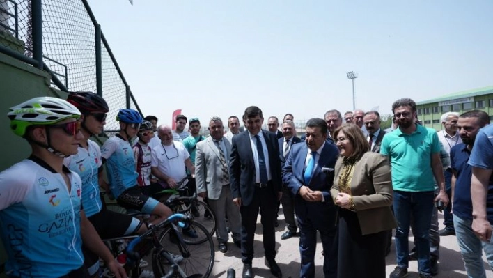 Başkan Şahin M. Hayri Özkeçeci Spor Kompleksini gezdi