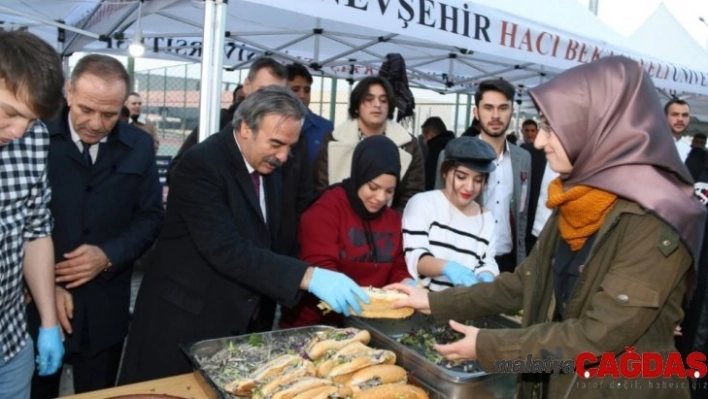 Başkan tazminatlarla öğrencilere hamsi dağıtıp konser düzenlendi