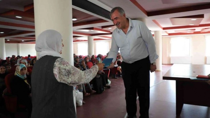 Başkan Turanlı: 'İhtiyaç sahibi ailelerimize sosyal yardım kartı dağıtmaya devam ediyoruz'