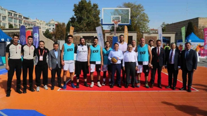 Başkan ve vali sokak basketbolu oynadı