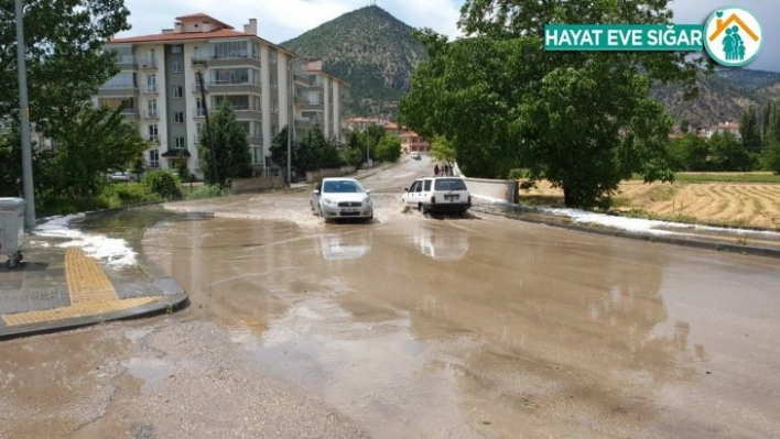 Başkent'te fırtına ve dolu hayatı olumsuz etkiledi