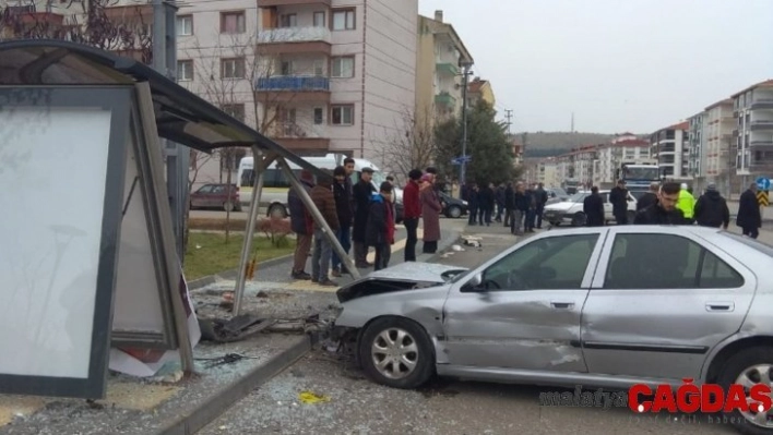 Başkent'te otomobil otobüs durağına çarptı: 2 yaralı