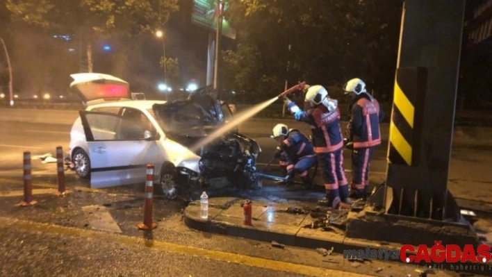 Başkent'te yön levhasına çarpan otomobil alev aldı