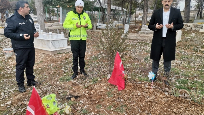 Baskil Kaymakamı Kundakçı, depremde hayatını kaybedenlerin mezarlarını ziyaret etti