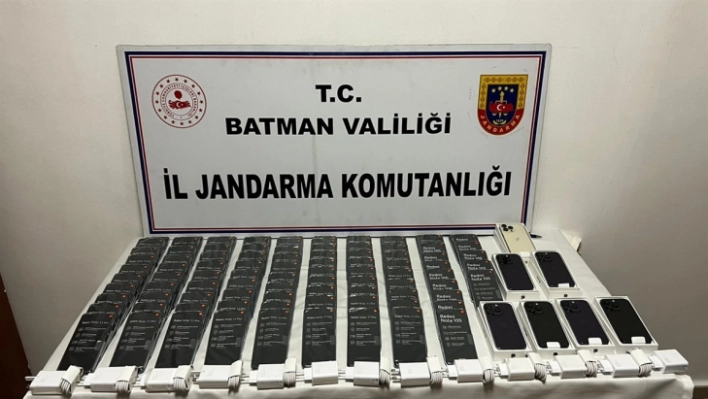 Batman'da durdurulan otomobilde çok sayıda kaçak telefon ele geçirildi