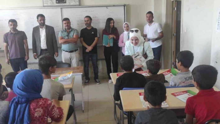 Batman'da eczacılar köy okulunun reçetesini çıkarttı, dolapları kırtasiye malzemeleriyle donattı