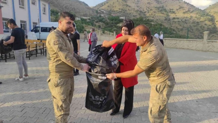 Batman'da jandarma köy okulunda çöp toplayarak çevre bilincini anlattı