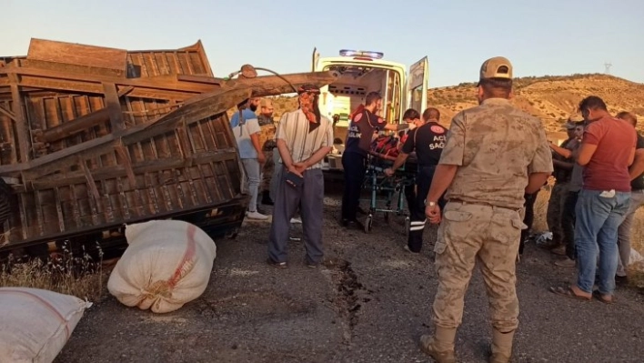 Batman'da saman yüklü traktör devrildi: 2 yaralı