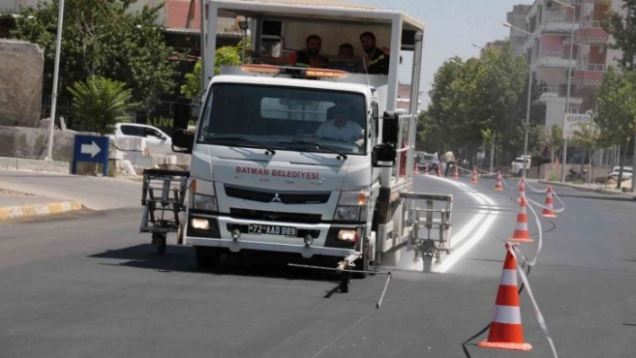 Batman'da silinmeye yüz tutmuş yol çizgileri daha belirgin hale getiriliyor