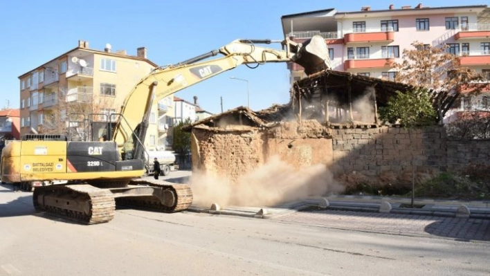 Battalgazi'deki metruk binalar tek tek yıkılıyor