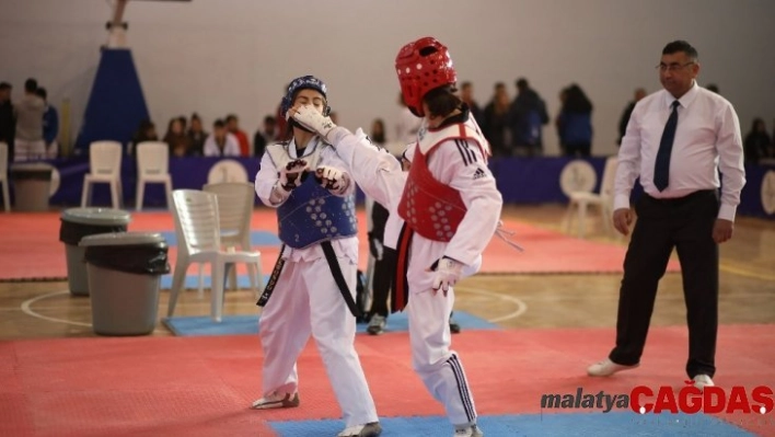 Bayraklı'da taekwondo şampiyonası