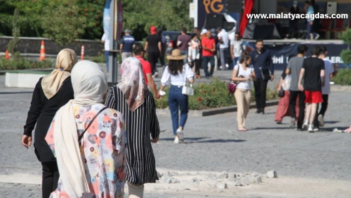 Bayram tatilinde vatandaşlar Harput'a akın etti