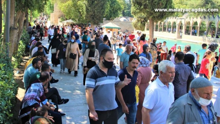 Bayramın son günü Balıklıgöl ziyaretçi akınına uğradı