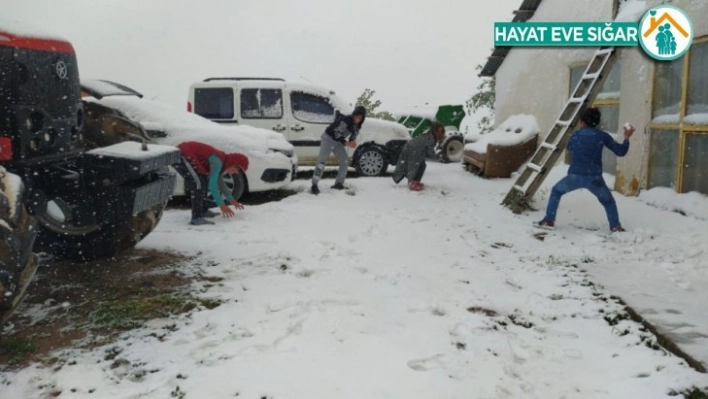 Bayramın tadını lapa lapa yağan kar altında kartopu oynayarak çıkarttılar