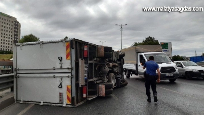 Bayrampaşa'da zincirleme kazada kamyonet devrildi: 2 yaralı