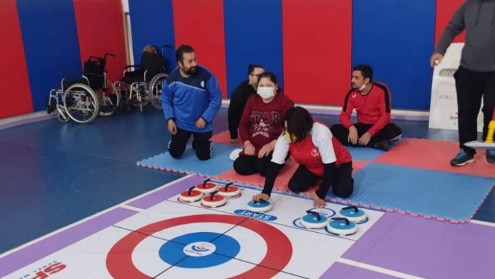 Bedensel Engelli Sporcular Floor Curling'de yarıştı