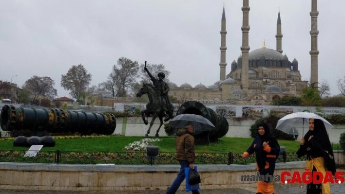 Beklenen yağmur Edirne'de başladı, İstanbul'a geliyor