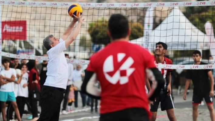 Belediye başkanı gençlerle plaj voleybolu oynadı