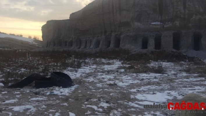 Belediye Başkanı köpekler için dağda oyuk açtırdı