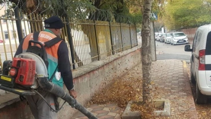 Belediye ekiplerinden yaprak üfleme makinesi ile sonbahar temizliği