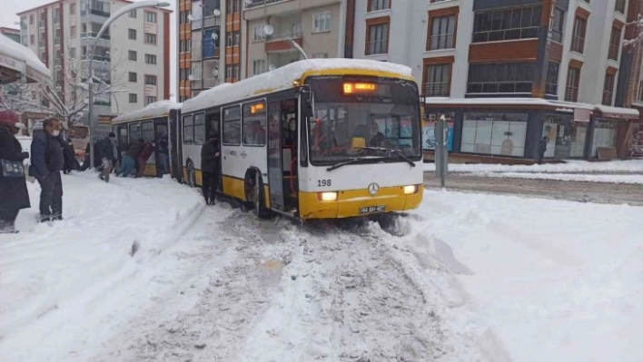 Yolda kalınca iş yolculara düştü