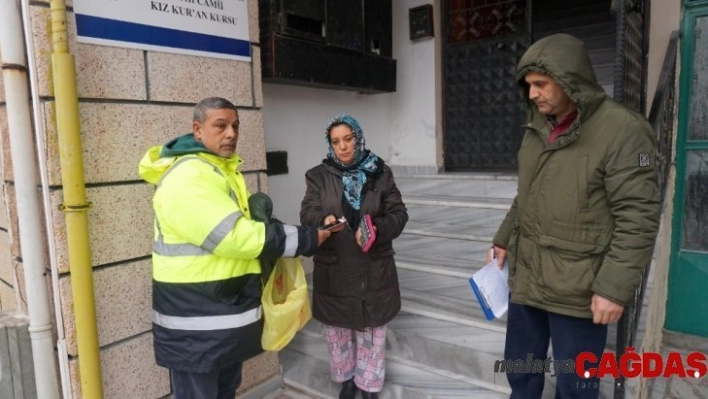 Belediye personeli bulduğu poşeti sahibine ulaştırdı