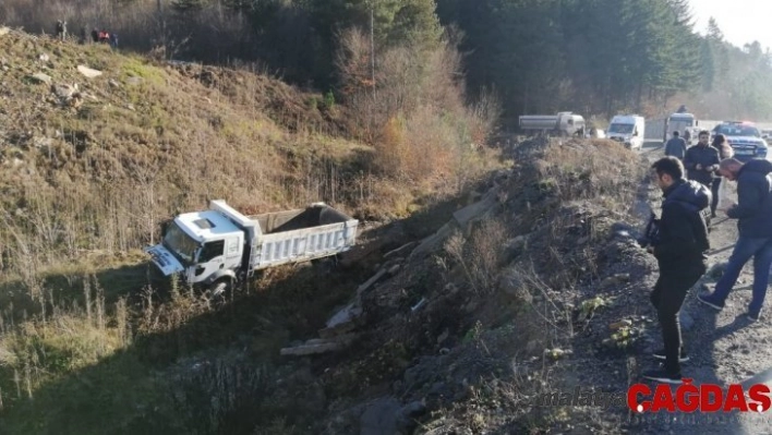 Belediyeye ait kamyon şarampole yuvarlandı: 1 yaralı