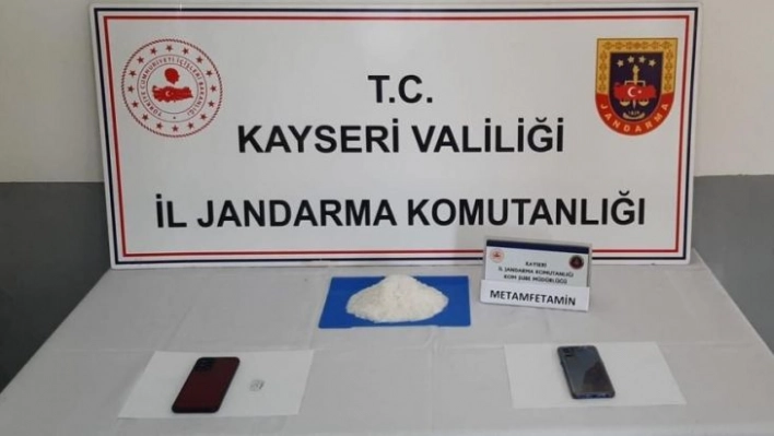 Belinde poşetle uyuşturucu taşıyan zehir taciri jandarmadan kaçamadı